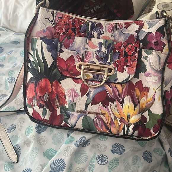 Is new never used , got as gifts 🎁 - Picture 2 of 4